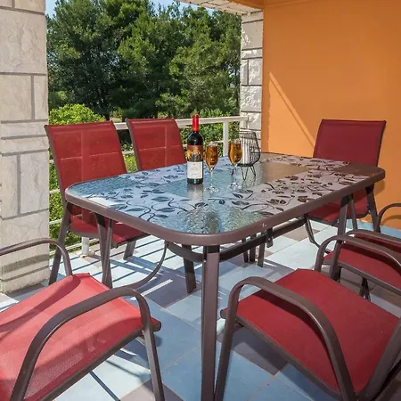 Horvatic Apartment *